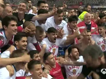 Los jugadores del Sporting celebran la permanencia en Primera División Los jugadores del Sporting celebran la permanencia en Primera División