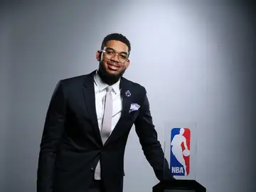 Karl-Anthony Towns, elegido 'Rookie del año' en la NBA Karl-Anthony Towns, elegido 'Rookie del año' en la NBA