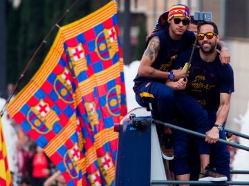 Neymar y Bravo, en la fiesta por la Liga