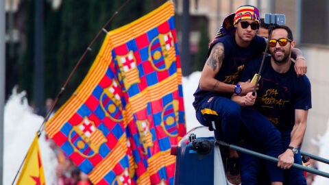 Neymar y Bravo, en la fiesta por la Liga
