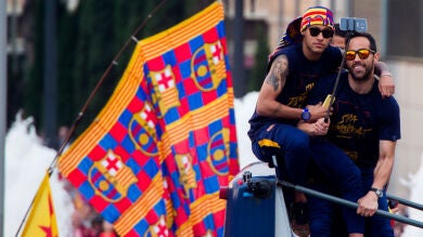 Piqué, Neymar y Alves, los más animados en la fiesta del Barcelona