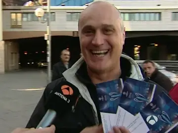 Un aficionado del Atlético de Madrid enseña sus entradas para la final de la Champions en Milán Un aficionado del Atlético de Madrid enseña sus entradas para la final de la Champions en Milán