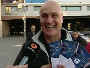 Un aficionado del Atlético de Madrid enseña sus entradas para la final de la Champions en Milán Un aficionado del Atlético de Madrid enseña sus entradas para la final de la Champions en Milán