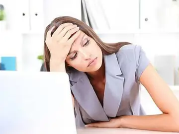 Imagen de una mujer en el trabajo frente al ordenador Imagen de una mujer en el trabajo frente al ordenador
