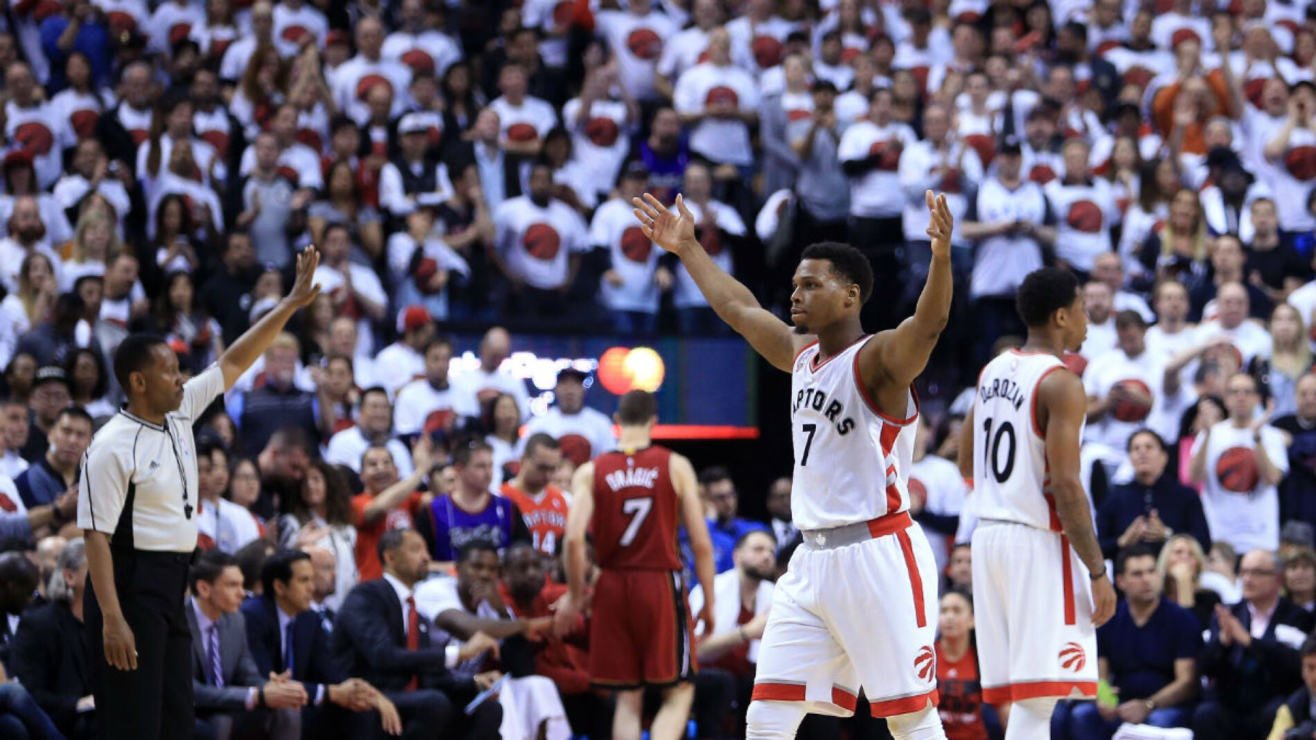 Kyle Lowry celebra la victoria ante Miami Heat