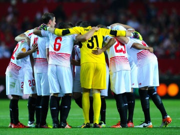 Los jugadores del Sevilla se conjuran antes de un partido en Europa League