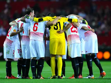 Los jugadores del Sevilla se conjuran antes de un partido en Europa League Los jugadores del Sevilla se conjuran antes de un partido en Europa League