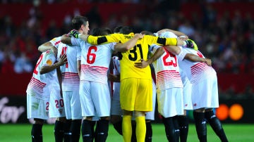 Los jugadores del Sevilla se conjuran antes de un partido en Europa League
