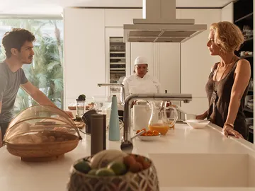 Claudia echa a Carlos de su casa, y de su vida Claudia echa a Carlos de su casa, y de su vida