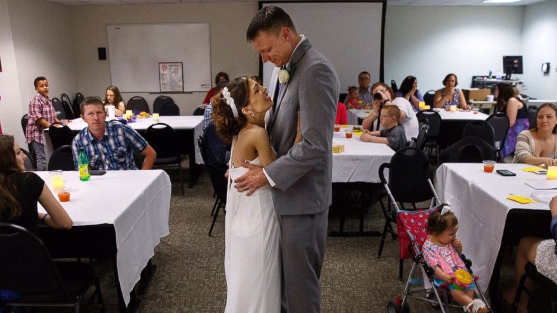 Boda en un hospital despu&eacute;s de que a ella le detectasen c&aacute;ncer de est&oacute;mago