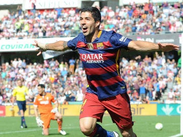 Luis Suárez celebra un gol ante el Granada