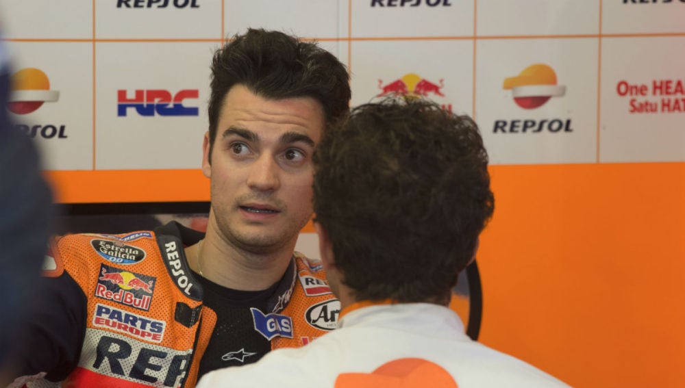 Pedrosa, en su box durante una carrera