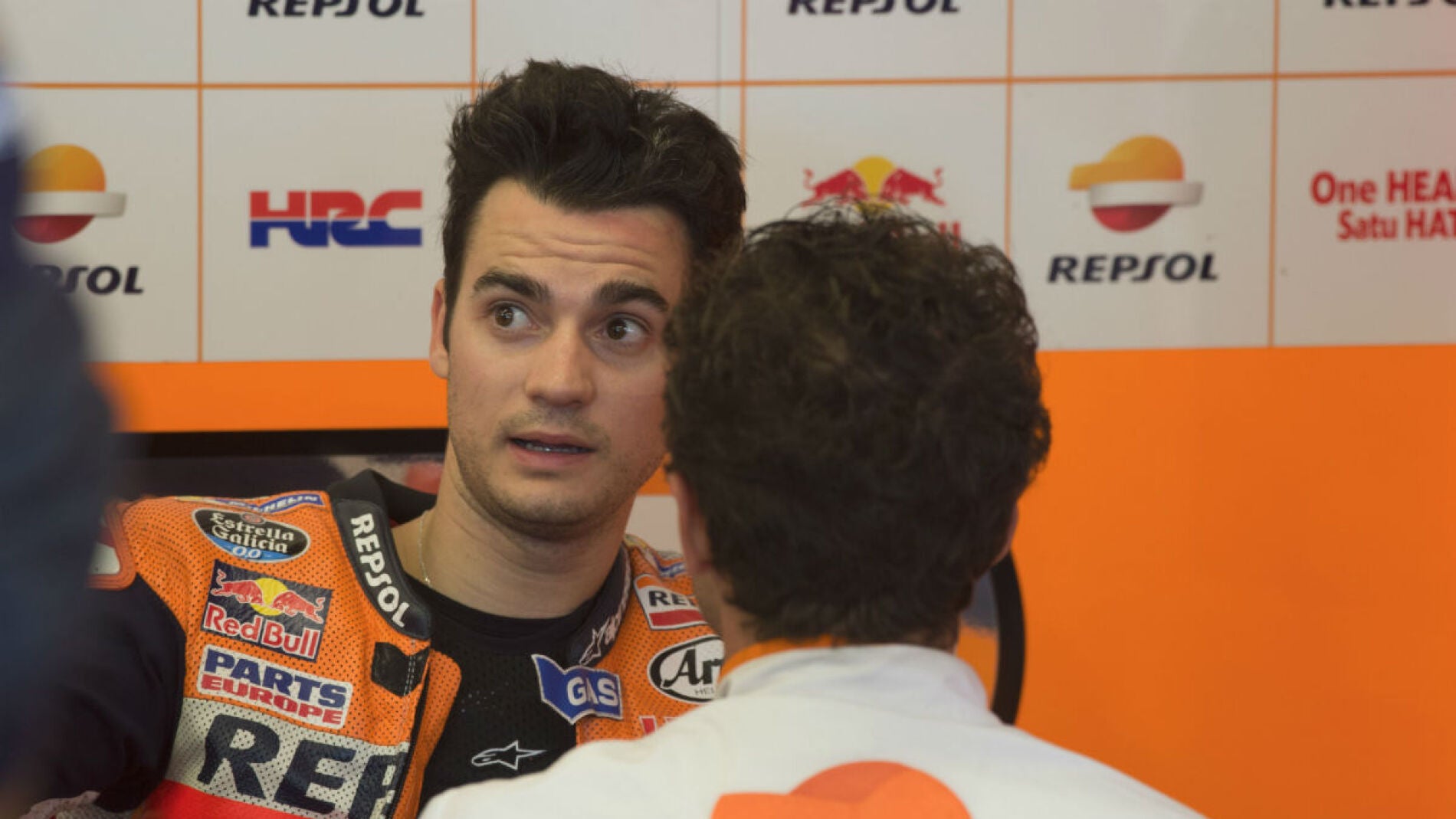 Pedrosa, en su box durante una carrera