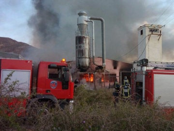 Bomberos trabajan en la extinción de un incendio en Yecla