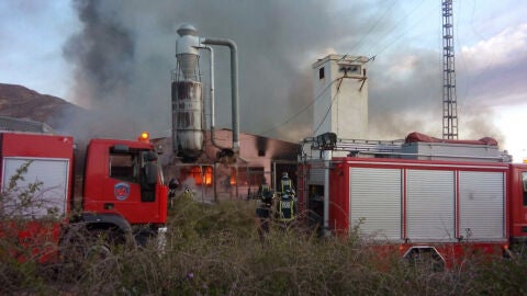 Bomberos trabajan en la extinci&oacute;n de un incendio en Yecla