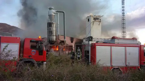 Bomberos trabajan en la extinción de un incendio en Yecla Bomberos trabajan en la extinción de un incendio en Yecla