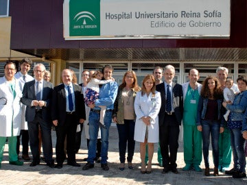 Miembros del hospital Reina Sofía de Córdoba y de la familia de Enma