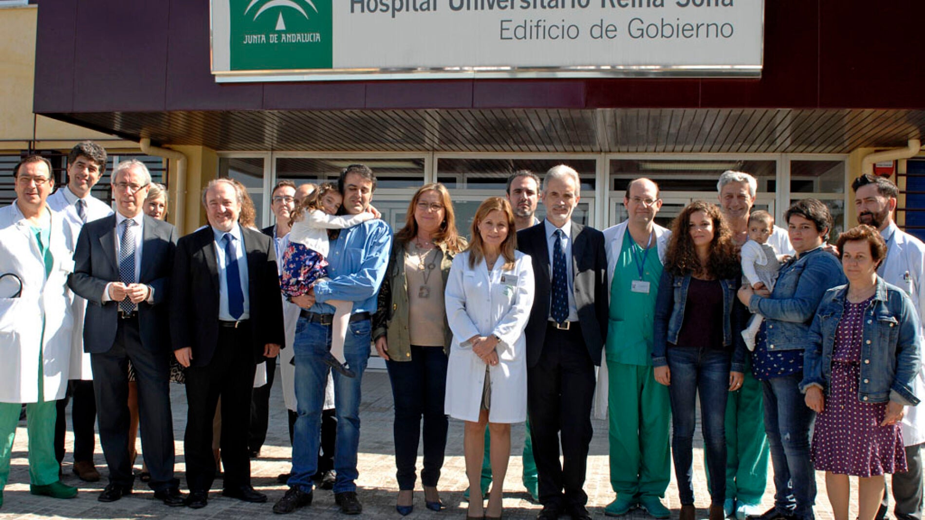 Miembros del hospital Reina Sof&iacute;a de C&oacute;rdoba y de la familia de Enma