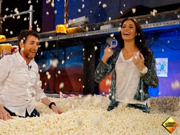 Pilar Rubio salta sobre una cama de palomitas