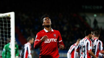 Renato Tapia del Twente tras falla un gol en la Eredivisie