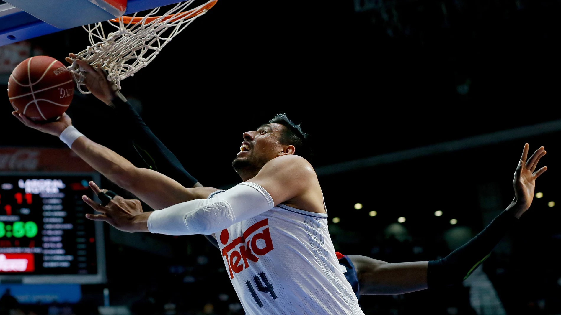 Ayón lidera la victoria del Madrid ante Baskonia Ayón lidera la victoria del Madrid ante Baskonia
