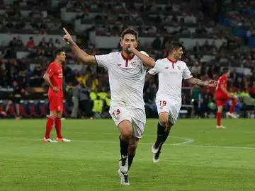Coke celebra su gol en el minuto 63 que le daba la ventaja 1-2 a favor del Sevilla Coke celebra su gol en el minuto 63 que le daba la ventaja 1-2 a favor del Sevilla