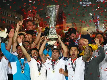 Los jugadores del Sevilla levantan el trofeo de campeones de la Europa League Los jugadores del Sevilla levantan el trofeo de campeones de la Europa League
