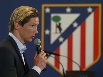 Fernando Torres, con el escudo del Atlético de Madrid de fondo Fernando Torres, con el escudo del Atlético de Madrid de fondo