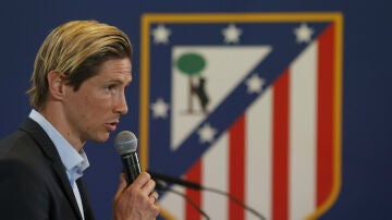 Fernando Torres, con el escudo del Atlético de Madrid de fondo