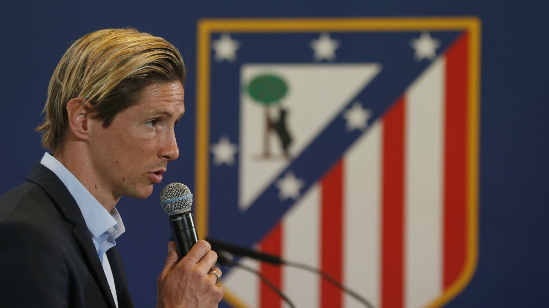Fernando Torres, con el escudo del Atl&eacute;tico de Madrid de fondo