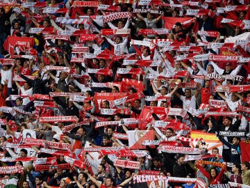 Aficionados del Sevilla en el St Jakob-Park de Basilea durante la final de la Europa League
