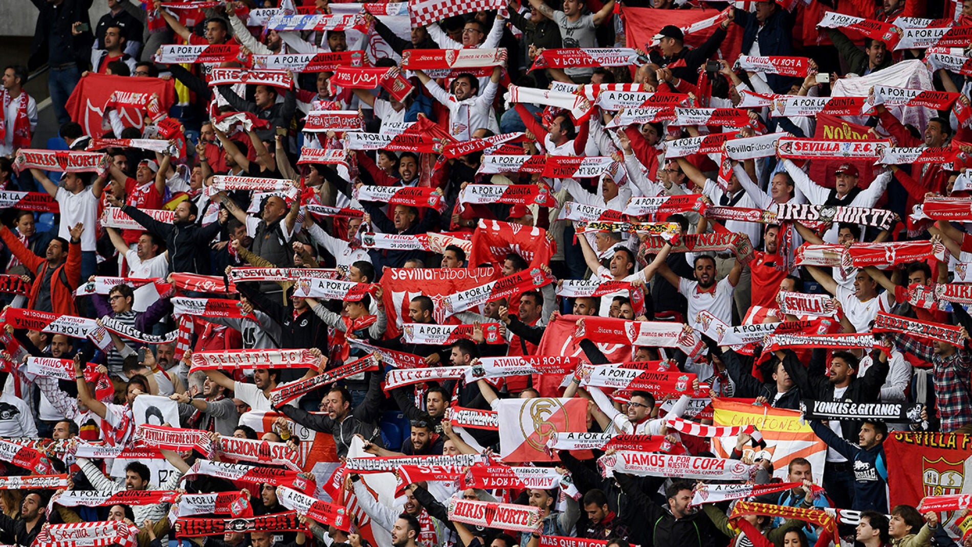 Aficionados del Sevilla en el St Jakob-Park de Basilea durante la final de la Europa League