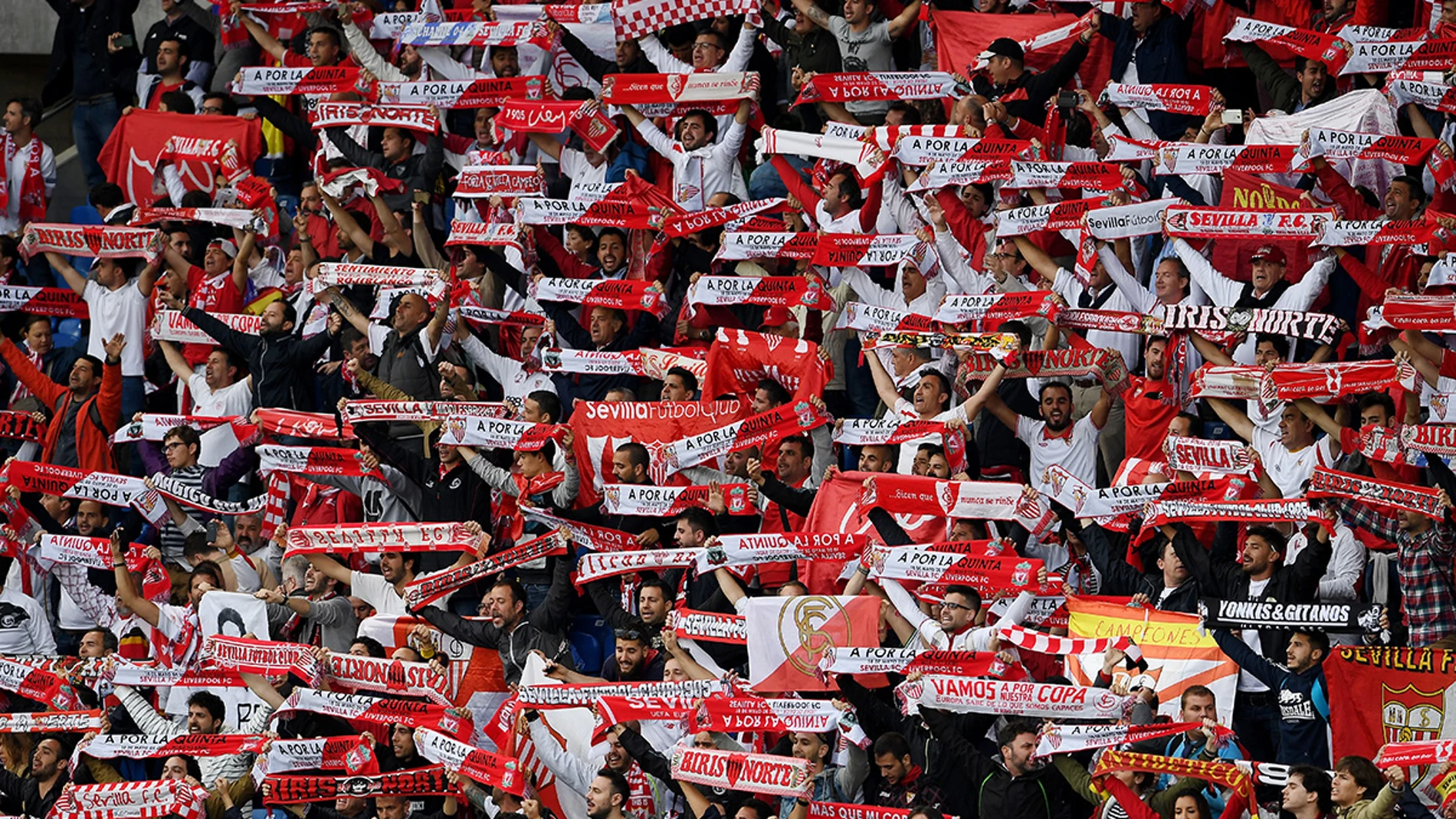 Aficionados del Sevilla en el St Jakob-Park de Basilea durante la final de la Europa League Aficionados del Sevilla en el St Jakob-Park de Basilea durante la final de la Europa League