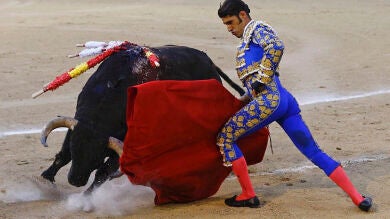 Talavante remonta con convicción una encrespada tarde de mansos y viento