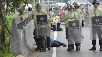 La Policía intenta frenar a los manifestantes