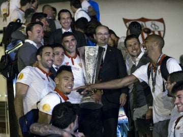 La plantilla del Sevilla en el momento de su llegada con la Copa