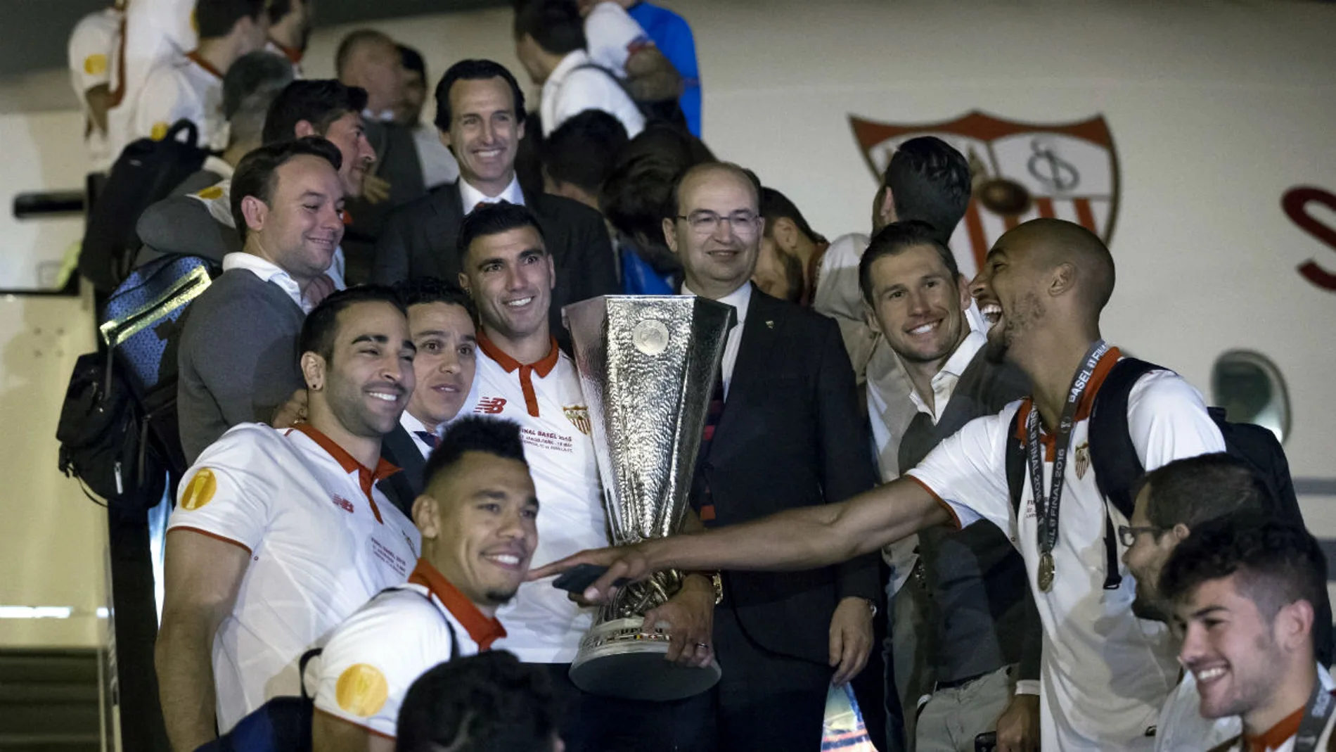 La plantilla del Sevilla en el momento de su llegada con la Copa La plantilla del Sevilla en el momento de su llegada con la Copa