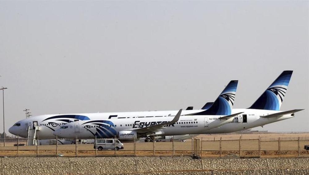 Aviones de la aerolínea egipcia Egyptair, en una pista del aeropuerto de El Cairo, Egipto.