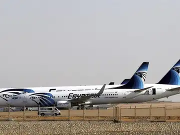 Aviones de la aerolínea egipcia Egyptair, en una pista del aeropuerto de El Cairo, Egipto. Aviones de la aerolínea egipcia Egyptair, en una pista del aeropuerto de El Cairo, Egipto.
