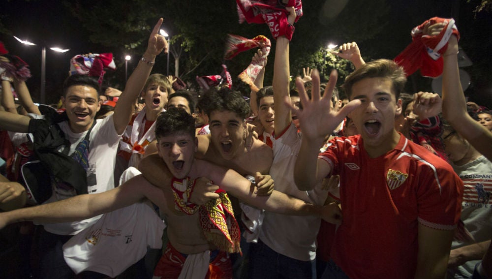 Aficionados del Sevilla celebran la Europa League