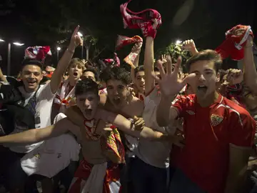Aficionados del Sevilla celebran la Europa League Aficionados del Sevilla celebran la Europa League