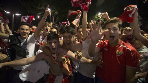 Aficionados del Sevilla celebran la Europa League