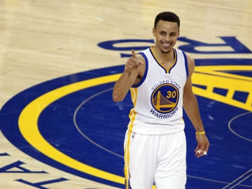 Stephen Curry celebra una canasta ante los Warriors