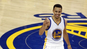 Stephen Curry celebra una canasta ante los Warriors