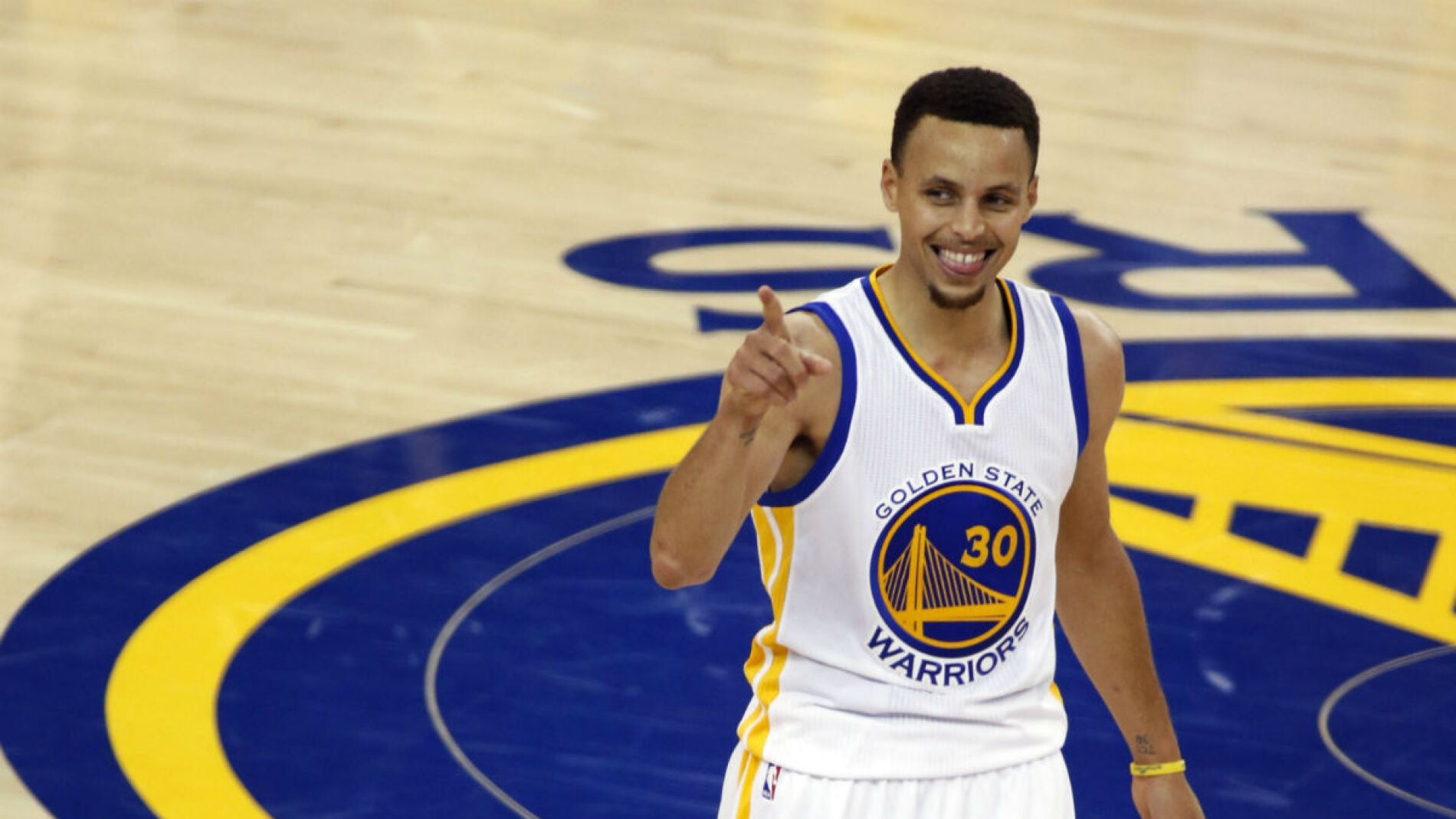 Stephen Curry celebra una canasta ante los Warriors