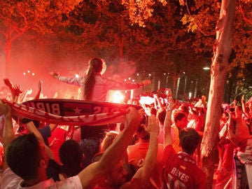 Aficionados del Sevilla celebran en la Puerta de Jerez la quinta Europa League