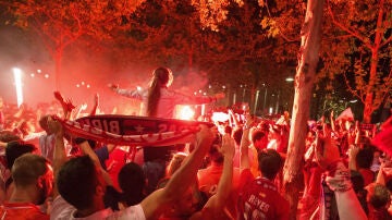 Aficionados del Sevilla celebran en la Puerta de Jerez la quinta Europa League
