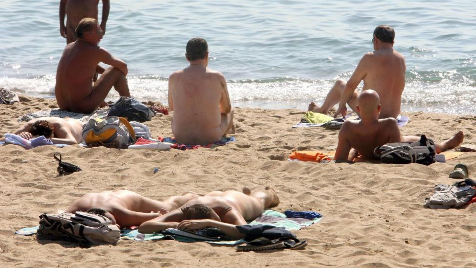 Los nudistas protestan por la presencia de 'textiles' en sus playas: 
