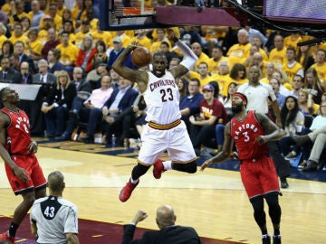 LeBron James realiza un mate ante la defensa de Toronto