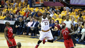 LeBron James realiza un mate ante la defensa de Toronto